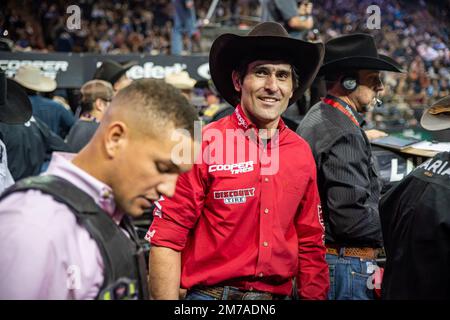 NEW YORK, NY - 7. JANUAR: Silvano Alves machte einen 81,5-Punkte-Ritt in der 2. Runde der PBR Monster Energy Professional Bull Riders im Madison Square Garden am 7. Januar 2023 in New York, NY, USA. (Foto: Matt Davies/PxImages) Stockfoto