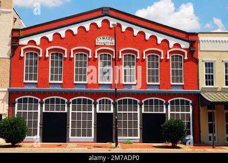 Das Möbelgeschäft Cahaba befindet sich in einem historischen Gebäude im Herzen der Innenstadt von Selma, Alabama Stockfoto