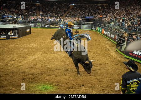 NEW YORK, NY - 7. JANUAR: Eduardo Silva macht einen 86-Punkte-Ritt in der 2. Runde der PBR Monster Energy Professional Bull Riders im Madison Square Garden am 7. Januar 2023 in New York, NY, USA. (Foto: Matt Davies/PxImages) Stockfoto