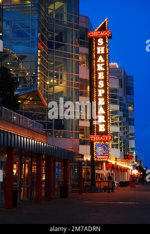 Das Marquee des Shakespeare Theater am Navy Pier in Chicago leuchtet gegen den Abendhimmel Stockfoto