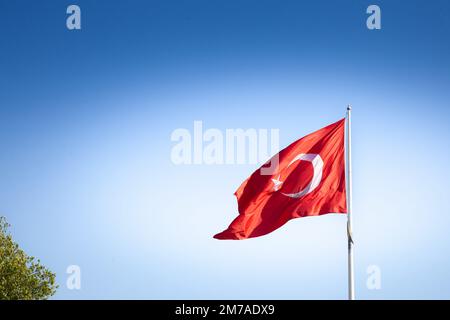 Bild der offiziellen türkischen Flagge, die in einer windigen Umgebung gehisst wird. Die Nationalflagge der Türkei, offiziell die türkische Flagge, ist eine rote Flagge mit Stockfoto