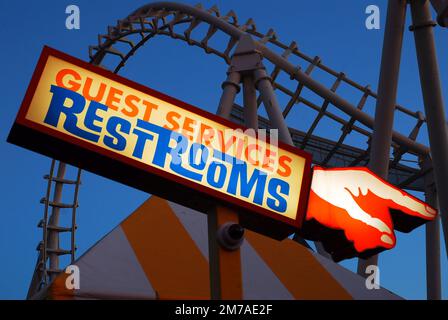 Ein Schild weist auf Toiletten und einen Informationsstand auf der Promenade in Wildwood, New Jersey Stockfoto