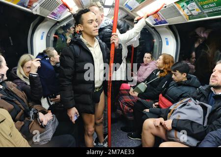 London, Großbritannien. 8. Januar 2022. Hunderte von Teilnehmern stiegen mit der Londoner U-Bahn für die „No Housers Tube Ride“ ab, die von der „Toff Upper Lip Society“ organisiert wurde, wo die untere Hälfte ihrer Kleidung weggeworfen wurde und Pendler in Unterwäsche unterwegs waren. Die jährliche Veranstaltung, die vor zwanzig Jahren in New York begann, findet heute in 60 Städten weltweit statt. Kredit: Elfte Stunde Fotografie/Alamy Live News Stockfoto