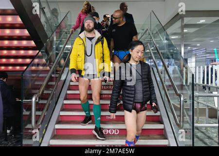 London, Großbritannien. 8. Januar 2022. Hunderte von Teilnehmern stiegen mit der Londoner U-Bahn für die „No Housers Tube Ride“ ab, die von der „Toff Upper Lip Society“ organisiert wurde, wo die untere Hälfte ihrer Kleidung weggeworfen wurde und Pendler in Unterwäsche unterwegs waren. Die jährliche Veranstaltung, die vor zwanzig Jahren in New York begann, findet heute in 60 Städten weltweit statt. Kredit: Elfte Stunde Fotografie/Alamy Live News Stockfoto