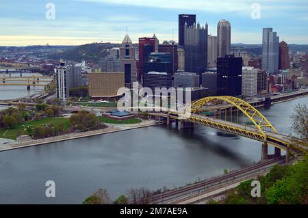 Fort Pitt Bridge und die Skyline von Pittsburgh Stockfoto