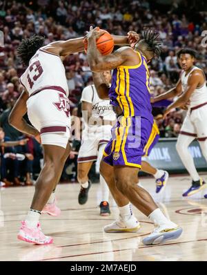 College Station, Texas, USA. 8. Januar 2023. 7. Januar 2023- College Station, Texas, USA. A- LSU Tigers Guard TRAE HANNIBAL(0) schlägt einen losen Ball von Texas A&M Aggies Forward SOLOMON WASHINGTON(13) während des Spiels zwischen den LSU Tigers und den Texas A&M Aggies in der Reed Arena in College Station, Texas. Die Texas A&M Aggies besiegten die LSU Tigers 69-56. (Kreditbild: © Jerome Hicks/ZUMA Press Wire) Stockfoto