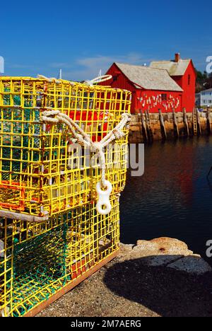 Am Rand des Wassers stehen gelbe Hummerfallen in der Nähe einer roten Fischerhütte im Hafen von Rockport, Massachusetts, das als Motiv Nr. 1 bekannt ist Stockfoto