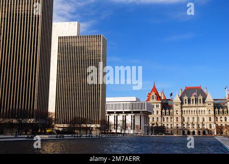 Das Nelson Rockefeller Empire State Plaza und das New York State Capitol umgeben den reflektierenden Pool mit klassischer und moderner Architektur in Albany Stockfoto