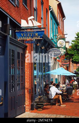 An einem warmen Frühlingstag kann eine Gruppe von Freunden im Freien in einem Café im Viertel Fell's Point in Baltimore speisen Stockfoto