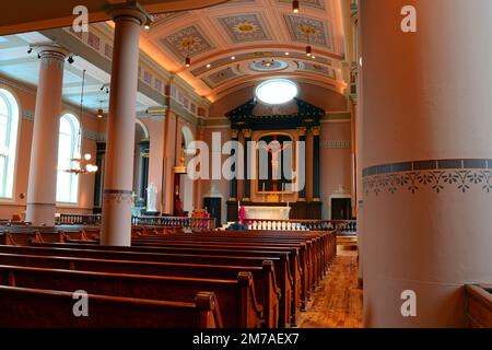 Säulen und Bänke führen zum Altar im Inneren der Kirche St. Louis Basilica in St. Louis, Missouri Stockfoto