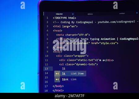 Schreibcode wird auf hellblauem Hintergrund des Monitors angezeigt Stockfoto