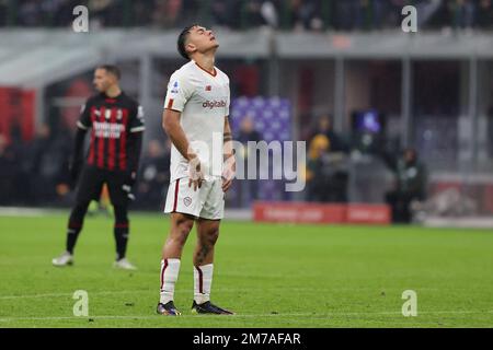 Mailand, Italien. 08. Januar 2023. Paulo Dybala von AS Roma reagiert auf das Fußballspiel der Serie A 2022/23 zwischen AC Milan und AS Roma im San Siro Stadion, Mailand, Italien, am 08. Januar 2023 Kredit: Live Media Publishing Group/Alamy Live News Stockfoto