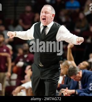 College Station, Texas, USA. 8. Januar 2023. 7. Januar 2023 – College Station, Texas, USA – Texas A&M Head Coach BUZZ WILLIAMS reagiert während des Spiels zwischen den LSU Tigers und den Texas A&M Aggies in der Reed Arena in College Station, Texas. Die Texas A&M Aggies besiegten die LSU Tigers 69-56. (Kreditbild: © Jerome Hicks/ZUMA Press Wire) Stockfoto