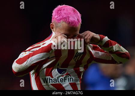 Madrid, Spanien. 8. Januar 2023. Antoine Griezmann von Atletico de Madrid sieht beim spanischen Fußballspiel La Liga zwischen Atletico de Madrid und dem FC Barcelona am 8. Januar 2023 in Madrid, Spanien, deprimiert aus. Kredit: Pablo Morano/Xinhua/Alamy Live News Stockfoto