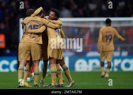 Madrid, Spanien. 8. Januar 2023. Die Spieler von Barcelona feiern anschließend während eines spanischen Fußballspiels in La Liga zwischen Atletico de Madrid und dem FC Barcelona in Madrid, Spanien, am 8. Januar 2023. Kredit: Pablo Morano/Xinhua/Alamy Live News Stockfoto