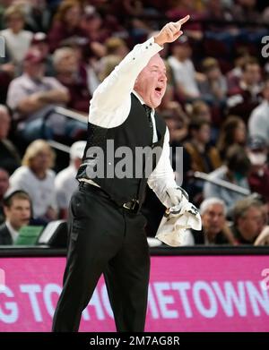 College Station, Texas, USA. 8. Januar 2023. 7. Januar 2023 – College Station, Texas, USA – Texas A&M Head Coach BUZZ WILLIAMS reagiert während des Spiels zwischen den LSU Tigers und den Texas A&M Aggies in der Reed Arena in College Station, Texas. Die Texas A&M Aggies besiegten die LSU Tigers 69-56. (Kreditbild: © Jerome Hicks/ZUMA Press Wire) Stockfoto