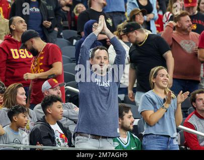 Arlington, TX, USA. 2. Januar 2023. Ein Tulane-Fan signalisiert Sicherheit beim Goodyear Cotton Bowl-Spiel zwischen den Tulane Green Wave und den Trojanern der University of Southern California am 2. Januar 2023 im AT&T Stadium in Arlington, Texas. (Obligatorischer Kredit: Freddie Beckwith/MarinMedia.org/Cal Sport Media) (absoluter vollständiger Fotograf und erforderliche Credits).Fernsehen oder gewinnorientierte Zeitschriften Wenden Sie sich direkt an MarinMedia. Kredit: csm/Alamy Live News Stockfoto