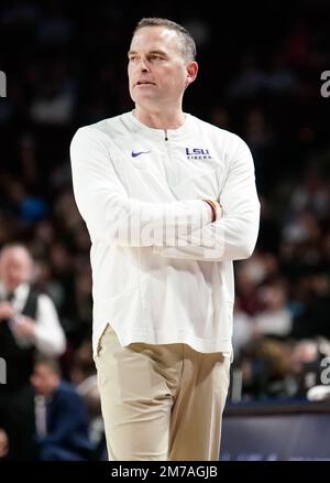 College Station, Texas, USA. 8. Januar 2023. 7. Januar 2023 - College Station, Texas, USA. A- LSU Head Coach MATT McMAHON schaut während des Spiels zwischen den LSU Tigers und den Texas A&M Aggies in der Reed Arena in College Station, Texas. Die Texas A&M Aggies besiegten die LSU Tigers 69-56. (Kreditbild: © Jerome Hicks/ZUMA Press Wire) Stockfoto