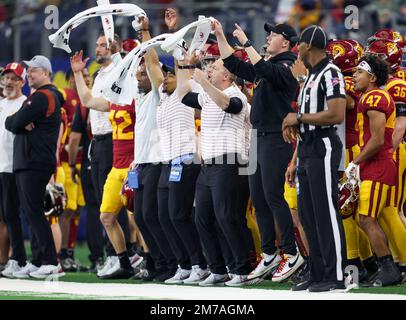 Arlington, TX, USA. 2. Januar 2023. Die USC Bank lädt das Team während des Goodyear Cotton Bowl Spiels zwischen der Tulane Green Wave und der University of Southern California Trojans auf, um die Spieler auf dem Spielfeld am 2. Januar 2023 im AT&T Stadium in Arlington, Texas, zu „Pumpen“. (Obligatorischer Kredit: Freddie Beckwith/MarinMedia.org/Cal Sport Media) (absoluter vollständiger Fotograf und erforderliche Credits).Fernsehen oder gewinnorientierte Zeitschriften Wenden Sie sich direkt an MarinMedia. Kredit: csm/Alamy Live News Stockfoto