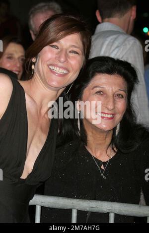 Catherine Keener und Mutter Evelyn Keener nehmen am 27. September 2005 an der Alice Tully Hall im Lincoln Center in New York City am New York Film Festival Premiere von „Capote“ Teil. Foto: Henry McGee/MediaPunch Stockfoto