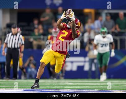 Arlington, TX, USA. 2. Januar 2023. Der USC Trojans Wide Receiver Brenden Rice (2) erhält am 2. Januar 2023 im AT&T Stadium in Arlington, Texas, beim Goodyear Cotton Bowl zwischen der Tulane Green Wave und den Trojanern der University of Southern California einen Pass. (Obligatorischer Kredit: Freddie Beckwith/MarinMedia.org/Cal Sport Media) (absoluter vollständiger Fotograf und erforderliche Credits).Fernsehen oder gewinnorientierte Zeitschriften Wenden Sie sich direkt an MarinMedia. Kredit: csm/Alamy Live News Stockfoto