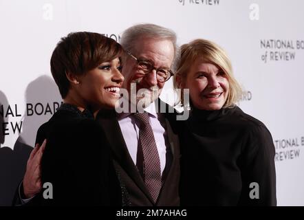 New York, Usa. 8. Januar 2023. Ariana DeBose, Steven Spielberg und Kate Capshaw treffen am Sonntag, den 08. Januar 2023 in New York City auf dem roten Teppich bei der Gala der National Board of Review 2023 Awards in der Cipriani 42. Street ein. Foto: John Angelillo/UPI Credit: UPI/Alamy Live News Stockfoto
