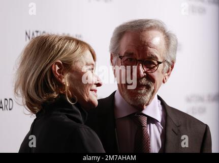 New York, Usa. 8. Januar 2023. Kate Capshaw und Steven Spielberg treffen am Sonntag, den 08. Januar 2023 in New York City auf dem roten Teppich bei der Gala der National Board of Review 2023 Awards in der Cipriani 42. Street ein. Foto: John Angelillo/UPI Credit: UPI/Alamy Live News Stockfoto