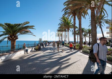 Nerja, Spanien : 2022. November 22 : Menschen im Balcon de Europa in der Stadt Nerja in Malaga, Spanien 2022. Stockfoto