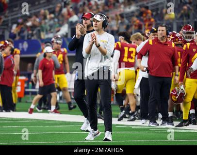 Arlington, TX, USA. 2. Januar 2023. Der Cheftrainer der USC Trojans Lincoln Riley jubelt sein Team beim Goodyear Cotton Bowl-Spiel zwischen der Tulane Green Wave und den Trojanern der University of Southern California am 2. Januar 2023 im AT&T Stadium in Arlington, Texas, an. (Obligatorischer Kredit: Freddie Beckwith/MarinMedia.org/Cal Sport Media) (absoluter vollständiger Fotograf und erforderliche Credits).Fernsehen oder gewinnorientierte Zeitschriften Wenden Sie sich direkt an MarinMedia. Kredit: csm/Alamy Live News Stockfoto