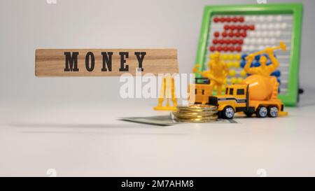 Geld auf Holzfläche geschrieben. Holzkonzept. Stockfoto