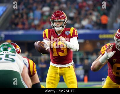 Arlington, TX, USA. 2. Januar 2023. Caleb Williams (13), Quarterback der USC Trojans, legt am 2. Januar 2023 im AT&T Stadium in Arlington, Texas, beim Goodyear Cotton Bowl-Spiel zwischen den Tulane Green Wave und den Trojanern der University of Southern California den Schnappschuss. (Obligatorischer Kredit: Freddie Beckwith/MarinMedia.org/Cal Sport Media) (absoluter vollständiger Fotograf und erforderliche Credits).Fernsehen oder gewinnorientierte Zeitschriften Wenden Sie sich direkt an MarinMedia. Kredit: csm/Alamy Live News Stockfoto