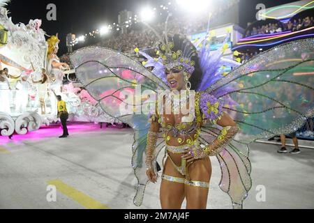 Rio de Janeiro, Brasilien, 23. April 2022. Parade der Samba-Schule São Clemente während des Karnevals der Stadt Rio de Janeiro. Stockfoto
