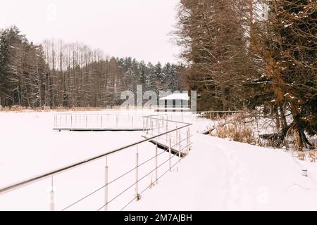 Wunderschöne Winterlandschaft mit einem gefrorenen See und viel Schnee Stockfoto