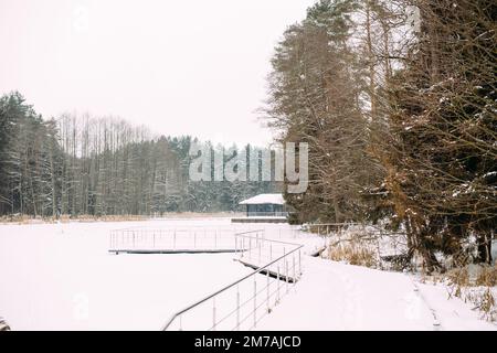 Wunderschöne Winterlandschaft mit einem gefrorenen See und viel Schnee Stockfoto