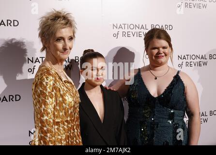 New York, Usa. 8. Januar 2023. Sheila McCarthy, Kate Hallett und Michelle McLeod treffen am Sonntag, den 08. Januar 2023 in New York City auf dem roten Teppich bei der Gala der National Board of Review 2023 Awards in der Cipriani 42. Street ein. Foto: John Angelillo/UPI Credit: UPI/Alamy Live News Stockfoto