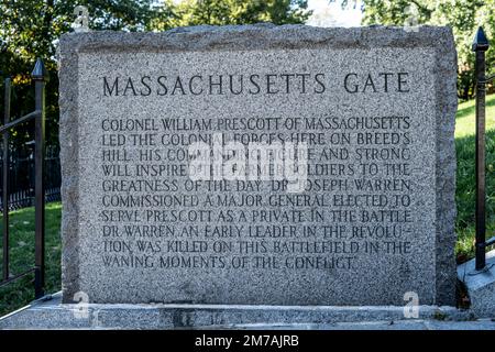 Granitschild mit dem Standort des Massachusetts Gate und Beschreibung der Schlacht am Breed's Hill am 17. Juni 1775 Stockfoto