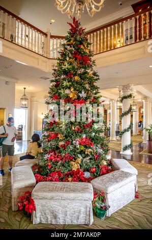 Honolulu, Hawaii - 29. Dezember 2022: Das Wahrzeichen Moana Surfrider wurde für Weihnachtsfeiern dekoriert. Stockfoto