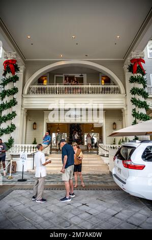 Honolulu, Hawaii - 29. Dezember 2022: Das Wahrzeichen Moana Surfrider wurde für Weihnachtsfeiern dekoriert. Stockfoto