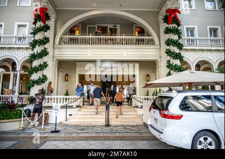 Honolulu, Hawaii - 29. Dezember 2022: Das Wahrzeichen Moana Surfrider wurde für Weihnachtsfeiern dekoriert. Stockfoto