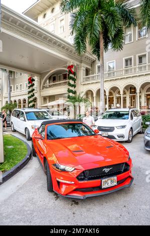 Honolulu, Hawaii - 29. Dezember 2022: Das Wahrzeichen Moana Surfrider wurde für Weihnachtsfeiern dekoriert. Stockfoto