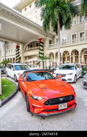 Honolulu, Hawaii - 29. Dezember 2022: Das Wahrzeichen Moana Surfrider wurde für Weihnachtsfeiern dekoriert. Stockfoto