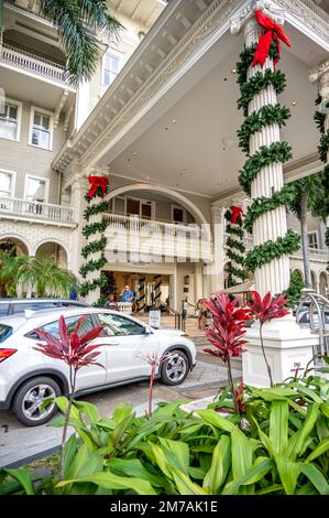 Honolulu, Hawaii - 29. Dezember 2022: Das Wahrzeichen Moana Surfrider wurde für Weihnachtsfeiern dekoriert. Stockfoto