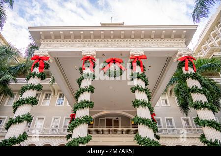 Honolulu, Hawaii - 29. Dezember 2022: Das Wahrzeichen Moana Surfrider wurde für Weihnachtsfeiern dekoriert. Stockfoto