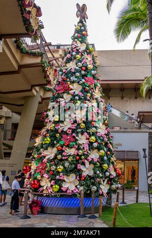 Honolulu, Hawaii - 29. Dezember 2022: Weihnachtsbaum im Einkaufszentrum Royal Hawaiian Center. Stockfoto