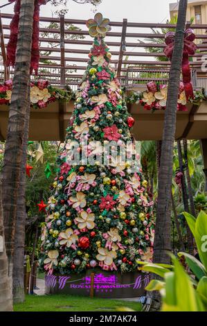 Honolulu, Hawaii - 29. Dezember 2022: Weihnachtsbaum im Einkaufszentrum Royal Hawaiian Center. Stockfoto