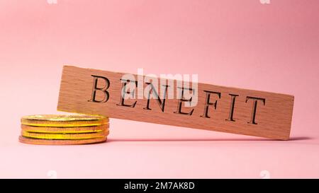 BENEFIT-Aufschrift. Es wurde im Studio aufgenommen, auf einem Holzrahmen geschrieben. Weißer Hintergrund. Stockfoto