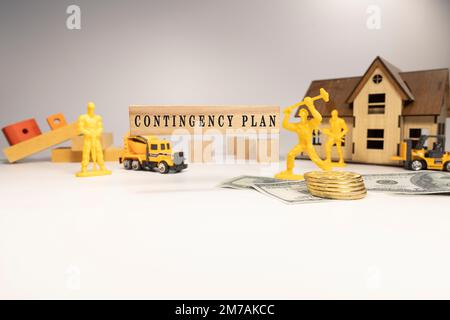 NOTFALLPLAN-Inschrift. Es wurde im Studio aufgenommen, auf einem Holzrahmen geschrieben. Weißer Hintergrund. Stockfoto