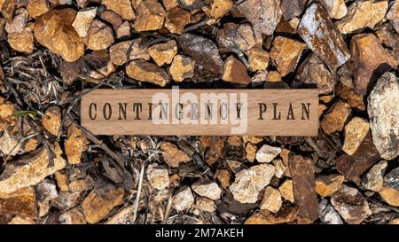 NOTFALLPLAN-Inschrift. Es wurde im Studio aufgenommen, auf einem Holzrahmen geschrieben. Weißer Hintergrund. Stockfoto