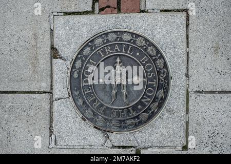 Das Straßenschild des Boston Freedom Trail zeigt in Richtung des Wanderwegs, der von Historikern und Touristen genutzt wird Stockfoto