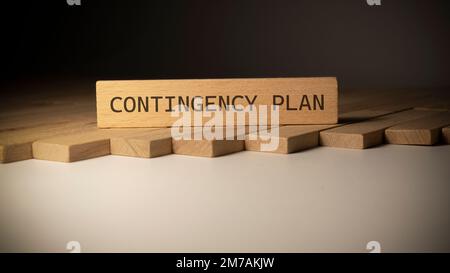 NOTFALLPLAN-Inschrift. Es wurde im Studio aufgenommen, auf einem Holzrahmen geschrieben. Weißer Hintergrund. Stockfoto